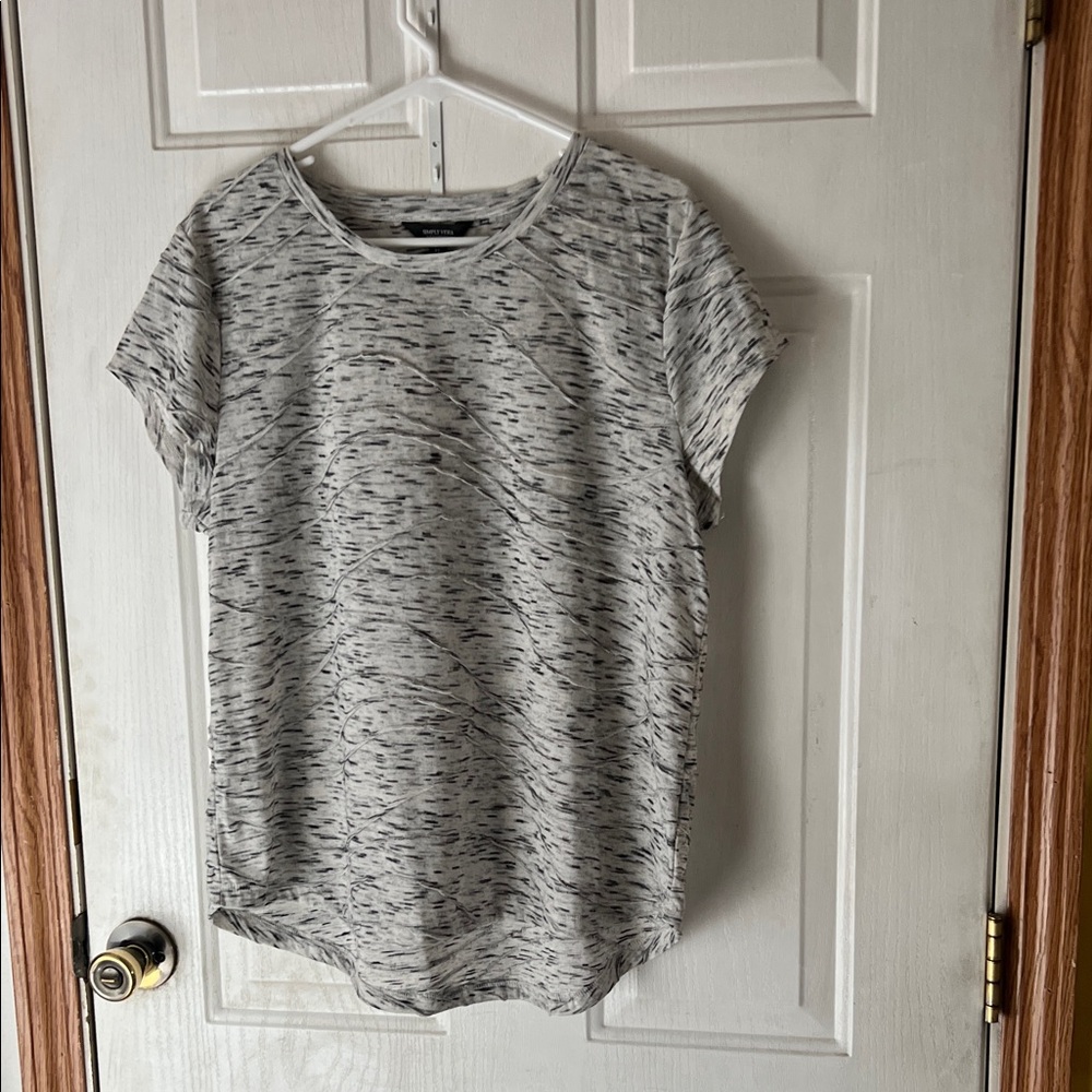 Vera Wang Black and Gray Patterned Short Sleeve Tee